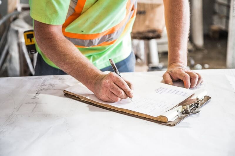 Entenda a diferença entre NR e NBR e quais as principais normas para a construção