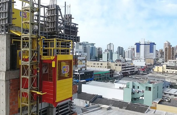Elevador da C3 instalado em uma obra em andamento localizada em uma ?rea urbana.