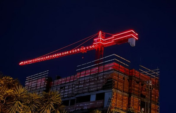 Grua Ascensional GC3 da C3 Equipamentos durante a noite.