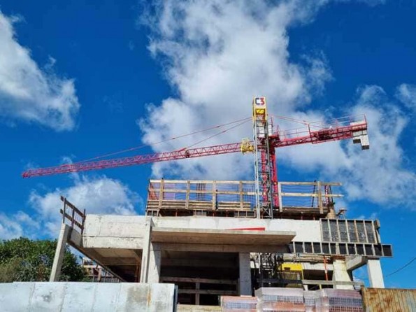 Grua Ascensional GC3 instalada no interior de uma obra em execu??o.