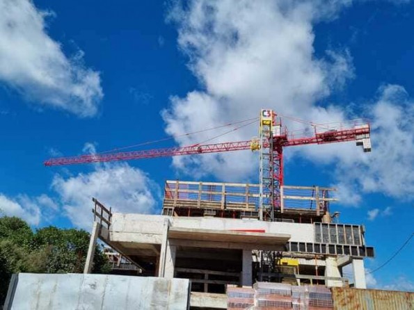 Grua Ascensional GC3 em atividade em uma obra de constru??o civil.