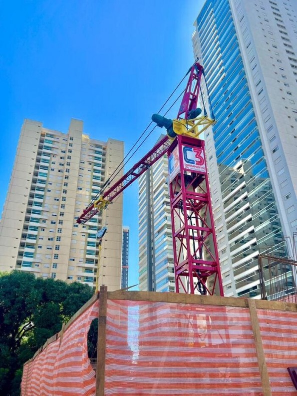 Grua guincho de eleva??o para i?amento de cargas em opera??o.