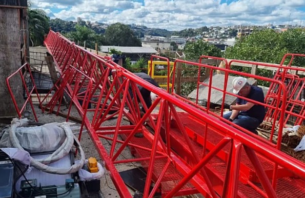Um trabalhador da constru??o civil instala a grua da C3 Equipamentos na obra.